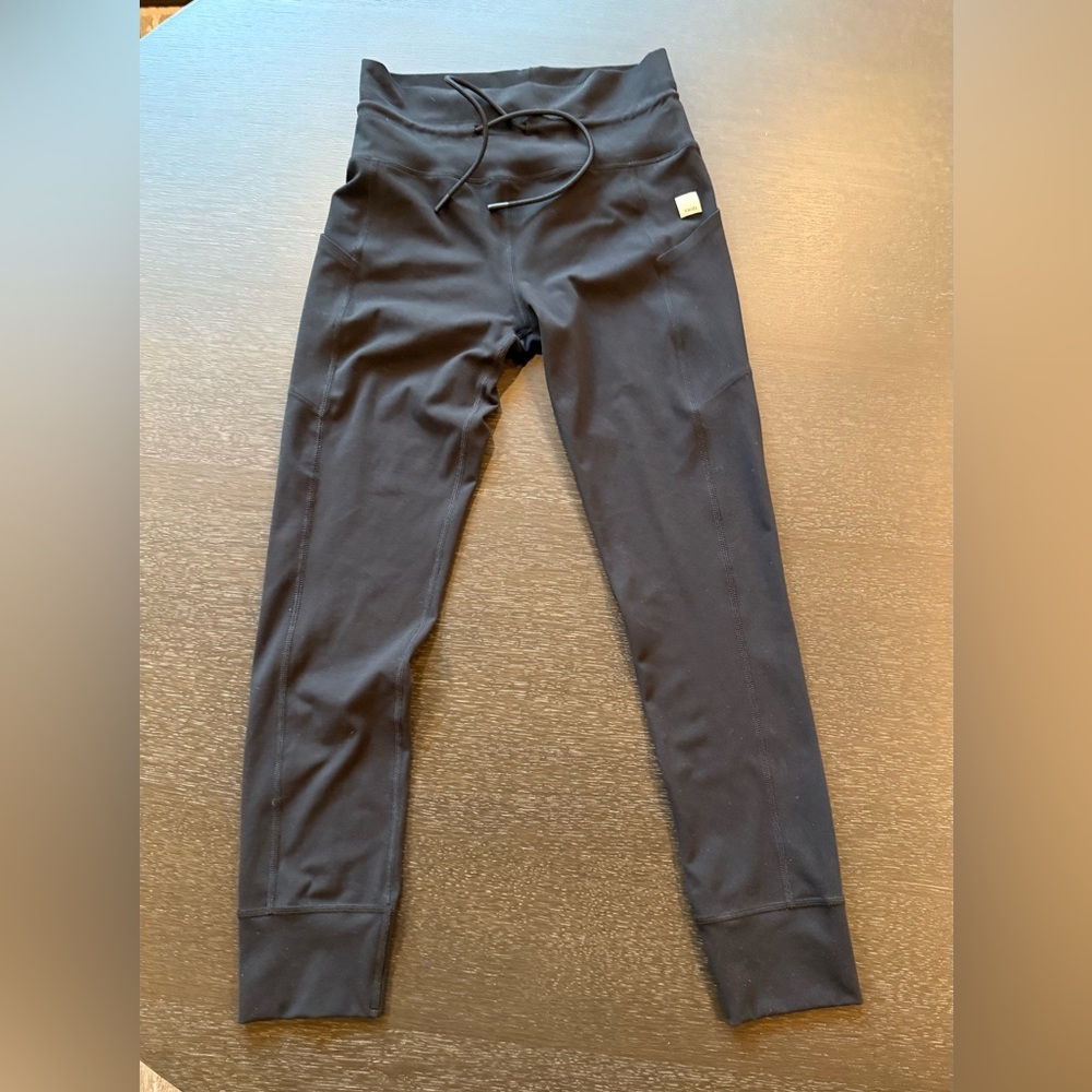 Women’s Vuori black cropped leggings size small